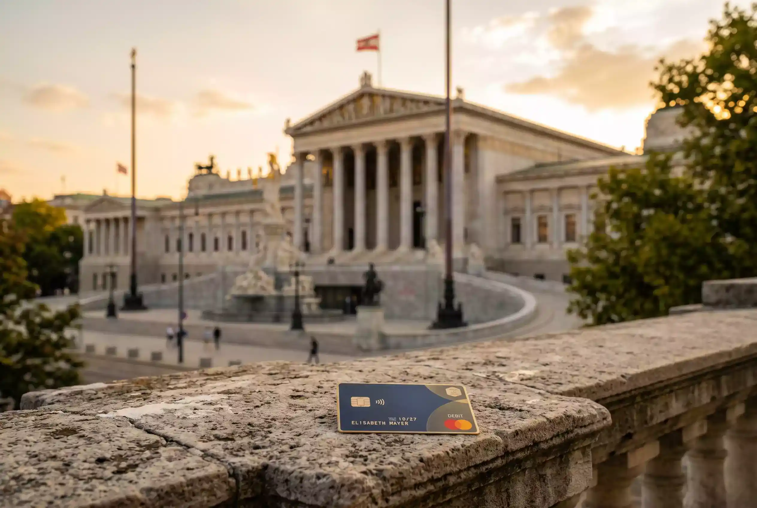 Österreichisches Parlamentsgebäude mit einer Visa-Karte im Vordergrund als Symbol für Regulierung