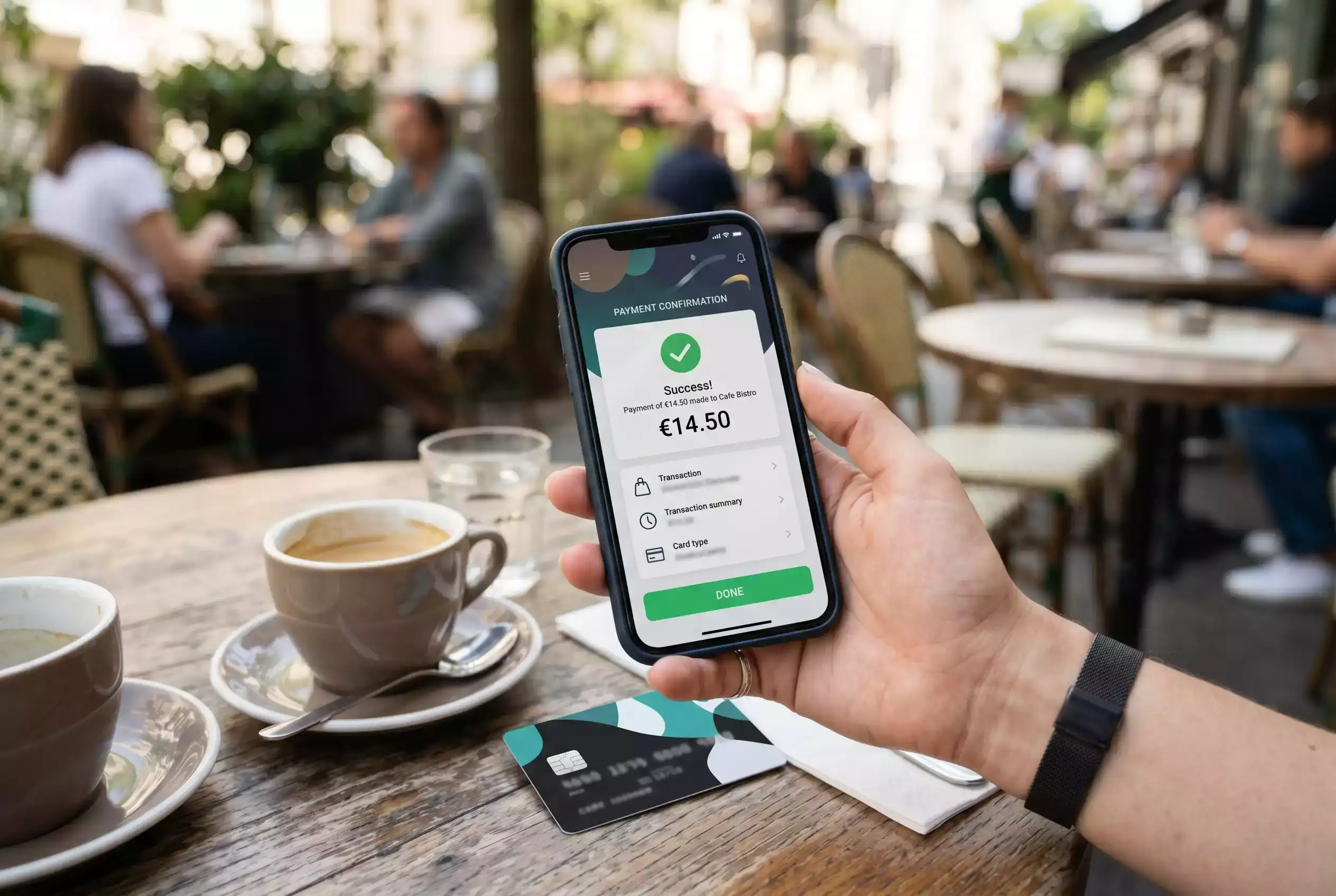 Hand haelt Smartphone mit mobiler Sportwetten-Einzahlung per Visa