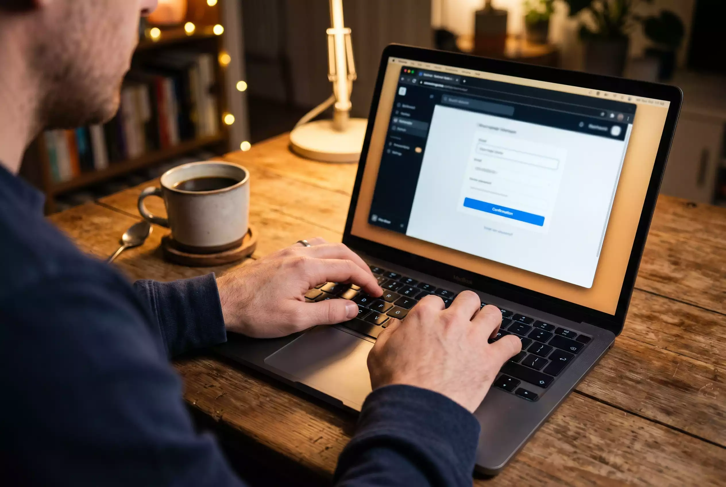 Laptop mit geöffneter Sportwetten-Plattform und Visa-Einzahlungsformular